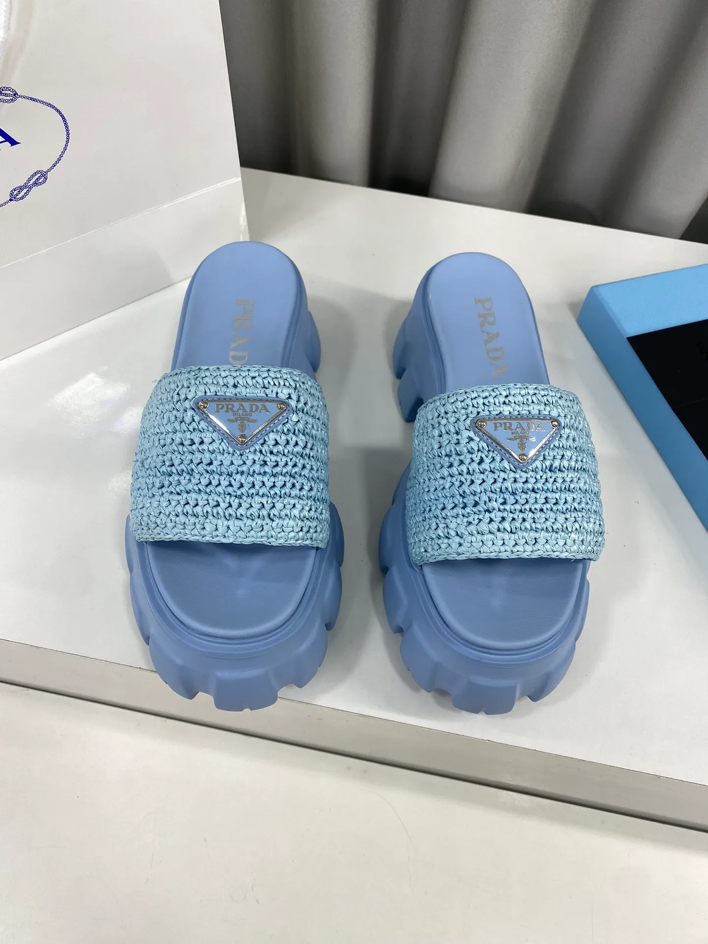 💕💕Factory direct selling price p460💕💕 Prada's latest tooth-woven thick-soled triangle buckle slippers☑️ Latest environmentally friendly PP material, fully handmade crochet, just like knitting sweaters, slow work and meticulous work, retro fashionable thick-soled shoes, with rubber uppers, making the whole pair of shoes light and comfortable. Bright colors, a variety of choices to meet the needs of fashionable people with different styles! The iconic metal triangle logo is paired with the shape of ancient beach slippers. Every design element is fashionable! Size: Women's 35-39 (34, 40, custom-made, non-returnable) Full set of counter original packaging